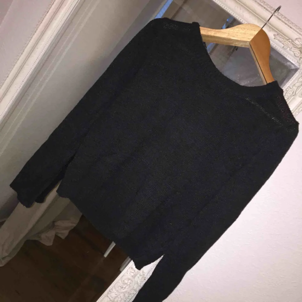 Svart stickad tröja med en ”öppen” rygg. Säljer då den inte kommer till användning. Köp genom swish. Kan mötas upp i Malmö/ Lund. Tröjor & Koftor.