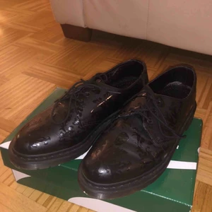  - Låga docs med blankt mönster, riktigt snygga & självklart äkta & i äkta läder. Använda en eller två gånger! Mötes upp i göteborg annars står köpare för eventuell frakt! 