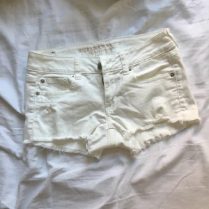  - Vita shorts från american eagle.