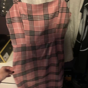 Rosa klänning - Fin klänning jag inte fått användning för. Kan stylas på många olika sätt. Passar även personer med strl 34. 100 kr+frakt