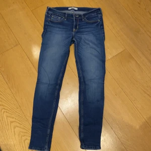 Jeans från hollister - Lågmidjade jeans från hollister i storlek w28 L31. Frakt 66kr