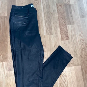 Skin byxor Strl M - Snygga skin byxor från Vila i strl L mer som S/M skulle jag dock säga. Har lite stretch material, super sköna! 