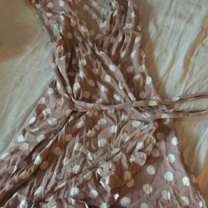 PARISIAN - Använt en gång. Men den är som ny  från PARISIAN i Stoleken 38  Uk 10 och Us 6 . Jag är en och 158 cm lång och jag tycker att det är en bra längd.