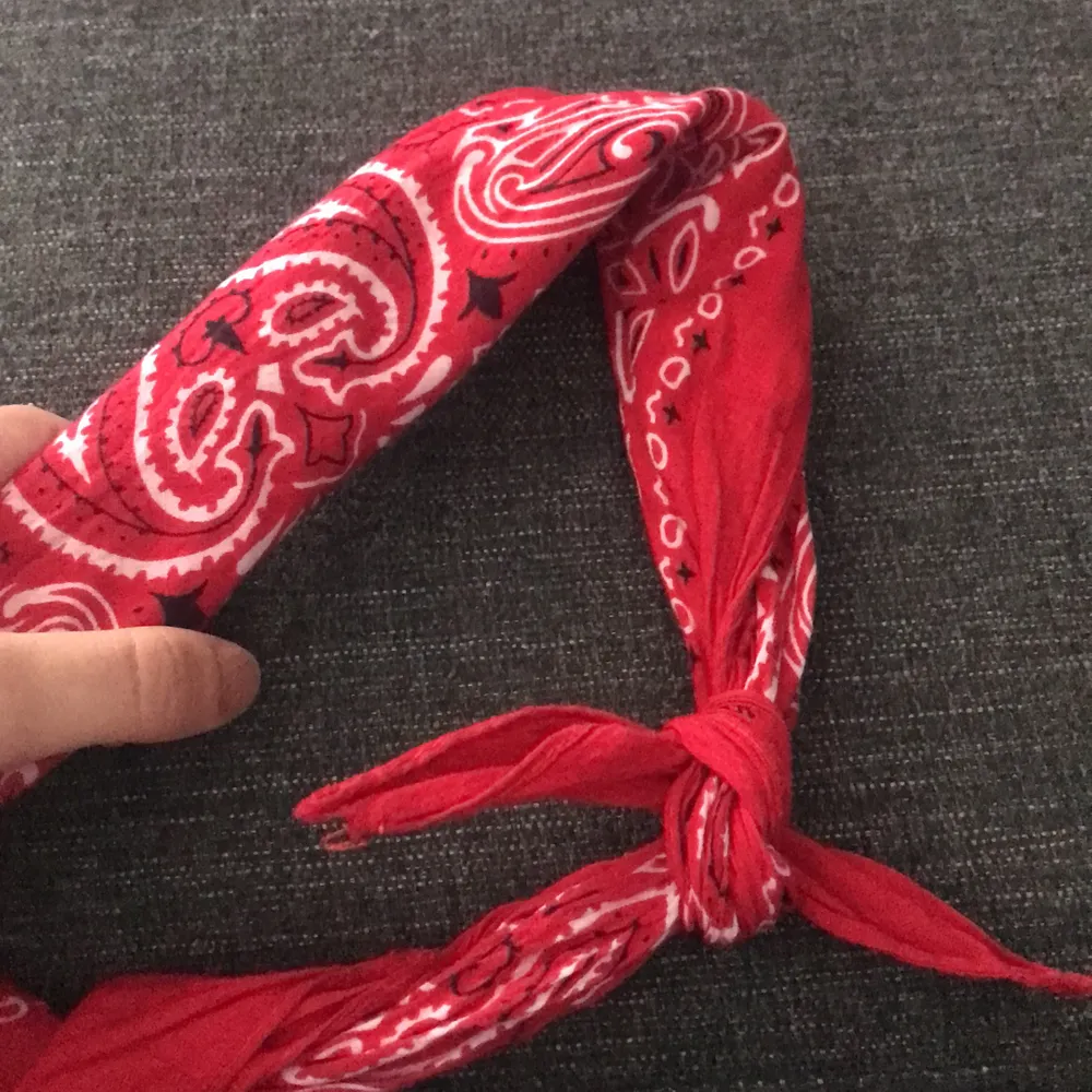 Röd bandada som jag har köpt på wish och använt den fåtal gånger, Dm för mer info. Accessoarer.