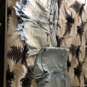 SHORTS - tvp par shorts som inte längre kmr t användning! Batist kostar runt 199kr! Säljer båda för 180kr