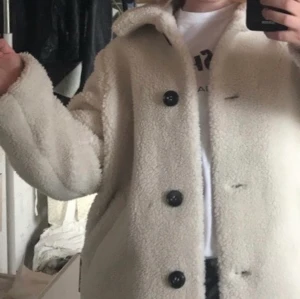 Jacka - En teddyjacka från Bik Bok i bra skick. Frakt tillkommer💞