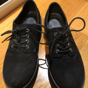Platåskor - Supercoola svarta platåskor från Asos! Använda 2 gånger, så i mycket bra skick! Möts helst upp i Stockholm, annars står köparen för frakt:)