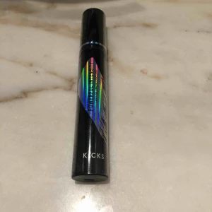  - Mascara som ska vara väldigt bra, säljer för jag har 2 av denna innan och kommer inte hinna använda slut de andra. Rekommenderar!