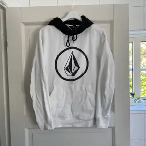 Volcom Hoodie i bra skick + kontakta för fler frågor 