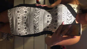 Klänning - En kortare klänning från H&M i storlek 36 som ger en väldigt fin figur. Köparen står för frakten.