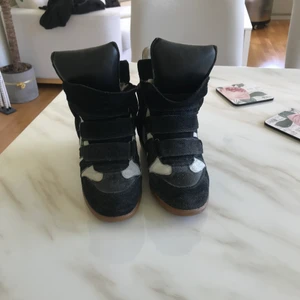 Isabel marant strl 39 - Säljer mina fina isabel marant skor i storlek 39. Kartong och dustbags medkommer. Hör av er vid intresse och för fler bilder🤗