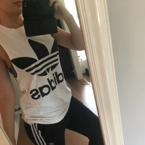 Adidas linne  - Ett fint linne ifrån adidas. Använd 1 gång. Storlek S 🌸 