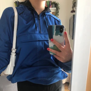 Hoodie - Klarblå hoodie som går att dras åt i midjan. Möts upp eller fraktar.