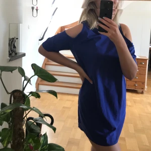 Söt blå klänning - Somrig och fin klänning med öppningar på axlarna. Står ej någon storlek på, men sitter lite oversize på mig som vanligtvis har S. Sällan använd