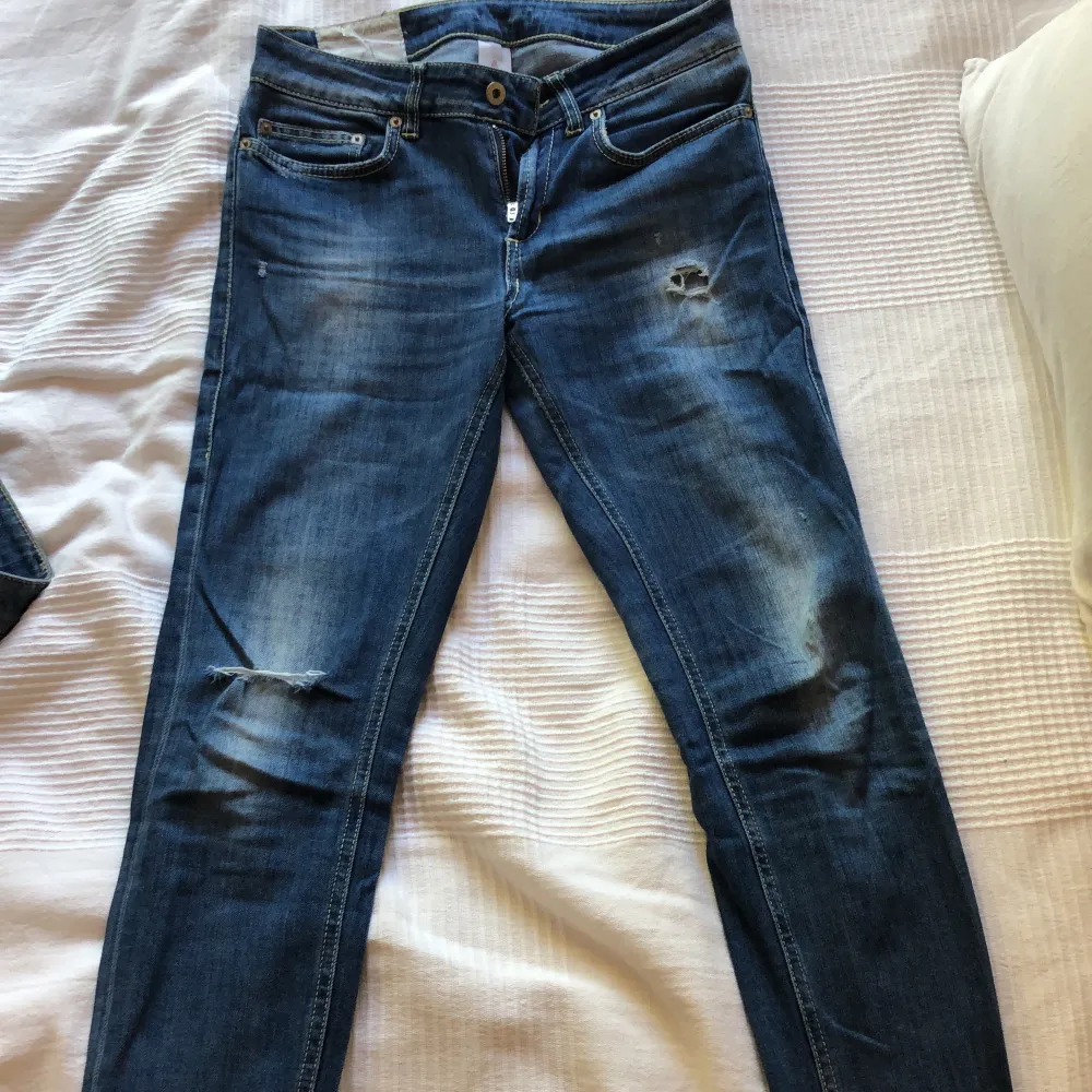 Dondup jeans i modellen ”Monroe” tvätt ”arche”. Jeansen är i bra skick och ifrån ett märke med bra standard. Slitningarna som syns på bilderna fanns där när dom var nyinköpta. . Jeans & Byxor.