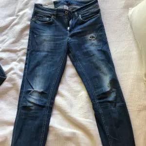 Dondup jeans i modellen ”Monroe” tvätt ”arche”. Jeansen är i bra skick och ifrån ett märke med bra standard. Slitningarna som syns på bilderna fanns där när dom var nyinköpta. 