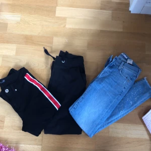 Mjuka Jeans, mjukisbyxor, jeans  (PAKET) - 1. Mjuka jeans: fina med rött stäck på sidorna, tajta i benen men stora i midjan. (För mig). 2. Mjukisbyxor; fina, svarta. 3. Jeansen: blåa jeans men  silver ”fläckar” på. Inte riktiga fläckar. 1= strl. 34 2= strl. 150 3= 140