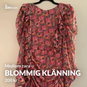 ZARA storlek medium  - Blommig klänning köpt i våras för 399 kr. använd vid 1 tillfälle på en examen och säljs därför. Den är blommig i rosa orange grön och är draperad på ena sidan framtill. Också är det puffiga armar och volanger. Baksidan har delvis öppen rygg se bild 3