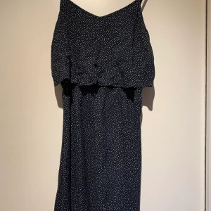 Blå och vit klänning  - En blå klänning med vita prickar, super fint och skön till sommaren.