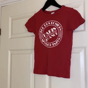 Röd T-shirt - Röd t-shirt från ginatricot 