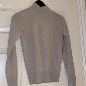 Beige polotröja  - Jätte fin polo tröja 