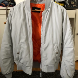  bomberjacka från bikbok strl S - Snygg jacka som är väldigt lite använd och är i fint skick.