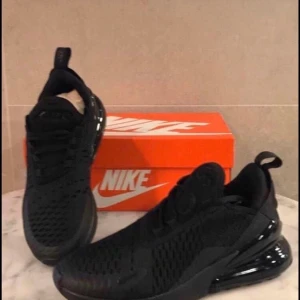 Nike air Max 270  - Helt nya köpta på footstreet, kvitto o kartong finns strl 37,5