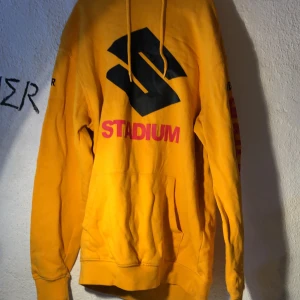 Justin Bieber merch - Justin Bieber merch, gul oversized hoodie med luva och text på ärmarna. Storlek xs