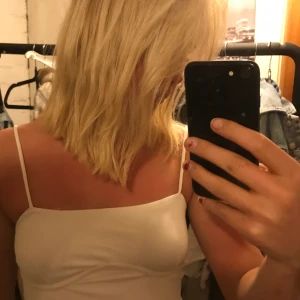 Söt topp från Gina!🤩🥺🥺 - Topp från Gina tricot. Storlek xs💖🥰 väldigt fin! Köparens tår för frakt💖