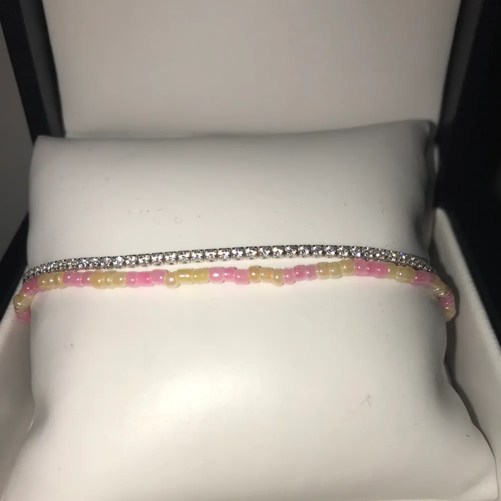 Jag säljer detta armband som jag själv gjort🌸 det är oranga och rosa pärlor på och går att använda både som fotlänk och armband. Perfekt nu till sommaren! 🧡. Övrigt.