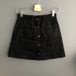 Jeanskjol storlek 34 - Jeanskjol från Monki, storlek 34. Fint skick!