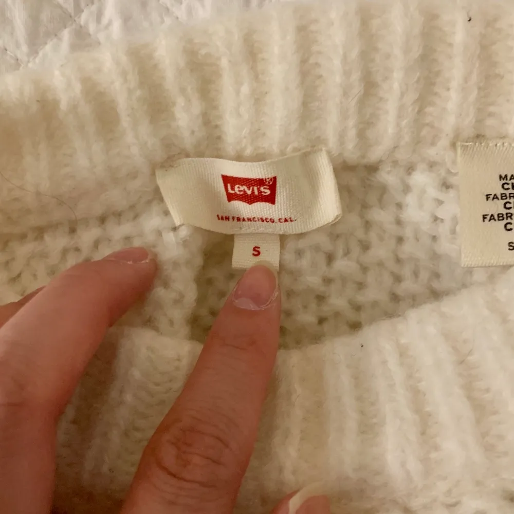 Jättemjuk stickad tröja från Levis. 67% ull, inte det minsta stickig! Vintervit med dekorativ stickning fram samt på ärmarna. . Stickat.