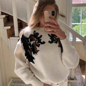 Sweater - Säljer min superfina tröja pga att jag känner att det inte är min stil längre tyvärr. Den passar perfekt till en en lite kyligare dag! Frakt är ej inkluderad 🥰 tröjan är nästan aldrig använd 