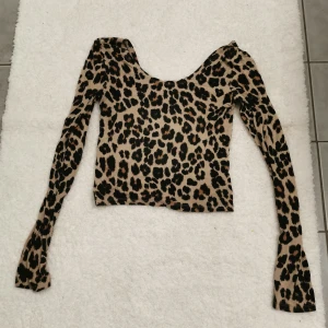 Leopard tröja  - Storlek xs från gina tricot 