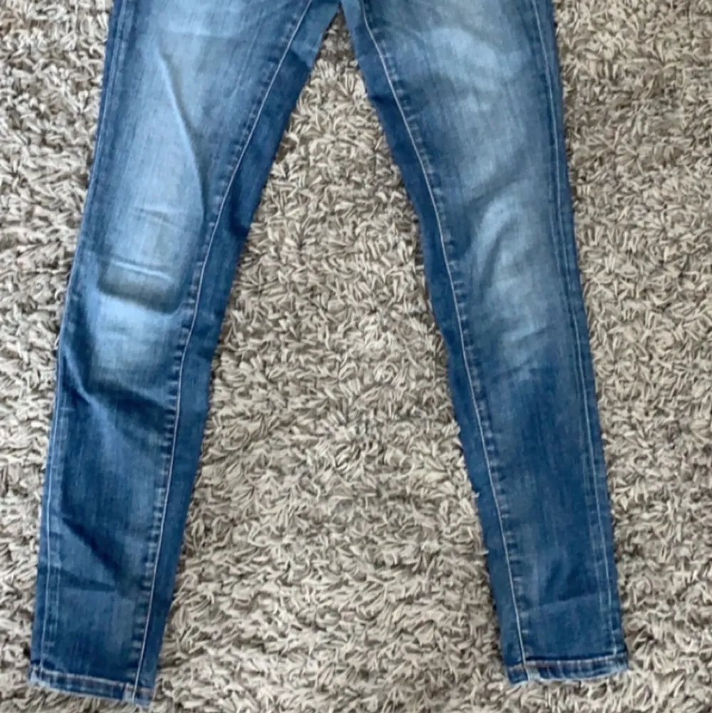 Only jeans i mörblå tvätt💙 Försiktigt använda i fint skick🥰 Sitter snyggt på och har mycket strech🌺 Pris kan diskuteras🤩. Jeans & Byxor.