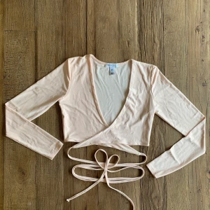 NellyOne rosa topp - Super snygg baby rosa topp ifrån Nelly som inte kommer till användning och är i bra skick, frakt tillkommer 