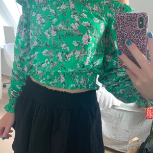 Blus från Gina - Väldigt söt blommig offshoulder från Gina. Kommer tyvärr inte så mycket till användning längre då jag har några liknande. 90kr+ frakt💘