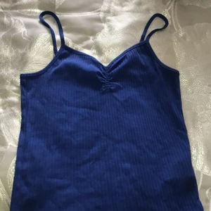 Linne - Ett fint mörk blått linne från Bikbok. Oanvänd. Frakt ingår.