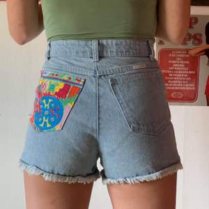 80-tals shorts i ljusdenim med coola patches på fickorna, både på baksidan och framsidan, från YoungCanada. Köpta secondhand men aldrig använda