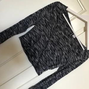 Topp - Säljer denna svart/vit/gråa toppen från H&M. Tröjan är liksom omlott. Jätte fin perfekt för sommarn/sommarkvällar. Storlek S 🖤🤍 ❌köparen står för frakt❌