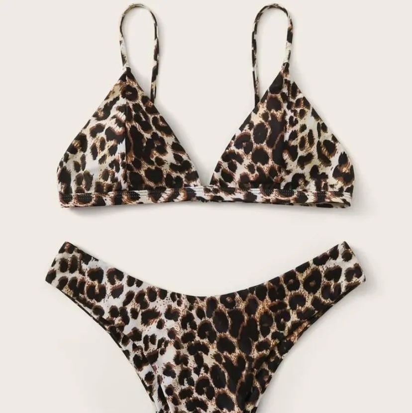 Jätte snygg leopard bikini, köpt på shein och endast provad. Säljer pga den va för stor för mig. Köpt i storlek M, underdelen sitter som M och överdelen som S. Frakten tillkommer. Delarna kan även köps för sig!. Övrigt.