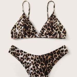 Jätte snygg leopard bikini, köpt på shein och endast provad. Säljer pga den va för stor för mig. Köpt i storlek M, underdelen sitter som M och överdelen som S. Frakten tillkommer. Delarna kan även köps för sig!