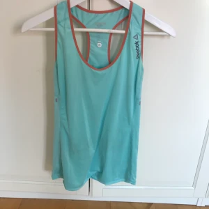 Träning linne Reebok st M  - Fin sick , alla kläder skickar eller hämta hos mig i Gbg 