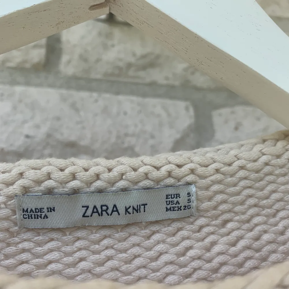 En cremevit stickad tröja från Zara! Sparsamt använd. Strl. S. Fin kvalité!. Stickat.