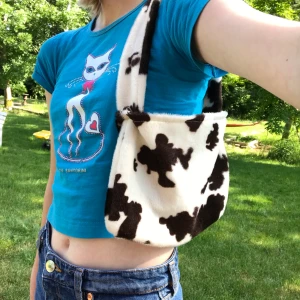 Koväska - Kan sy såna här axelväskor med komönster på beställning! Priset är 100kr+ frakt :) OBS ingen dragkedja och  jag syr inte med foder därav det billigare priset! Vid önskemål kan jag sy såna här större väskor men priset höjs lite då!