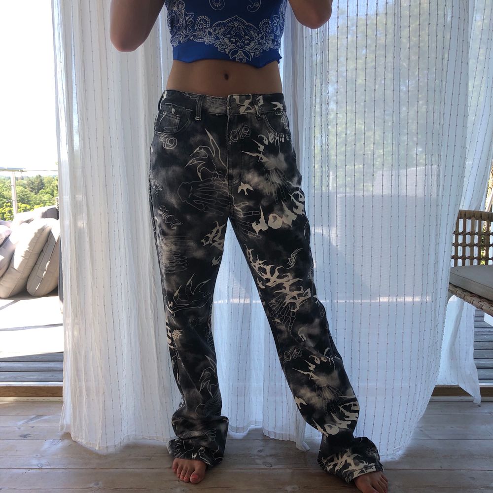 Säljer dessa slutsålda jeans från shein, då jag beställde hem fel par, dem är i storlek M men skulle säga att dem passar väldigt många storlekar beroende på hur man vill att dem ska sitta, 25-30 kanske😁💕 lättare att sälja än att lämna tillbaka, lägg bud💕💕. Jeans & Byxor.