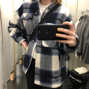 Jacka från Zara - Säljer denna populära oversize jacka från Zara🤩🌸✨ Använd 1 gång, storlek S men passar även som M. Nypris 549kr.
