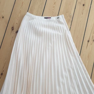 Lång kjol - Säljer min fina ljusrosa långa pliserade kjol från zalando, felfri💫👌 står storlek xs men passar mig bra som är en s eller m i vanliga fall! 