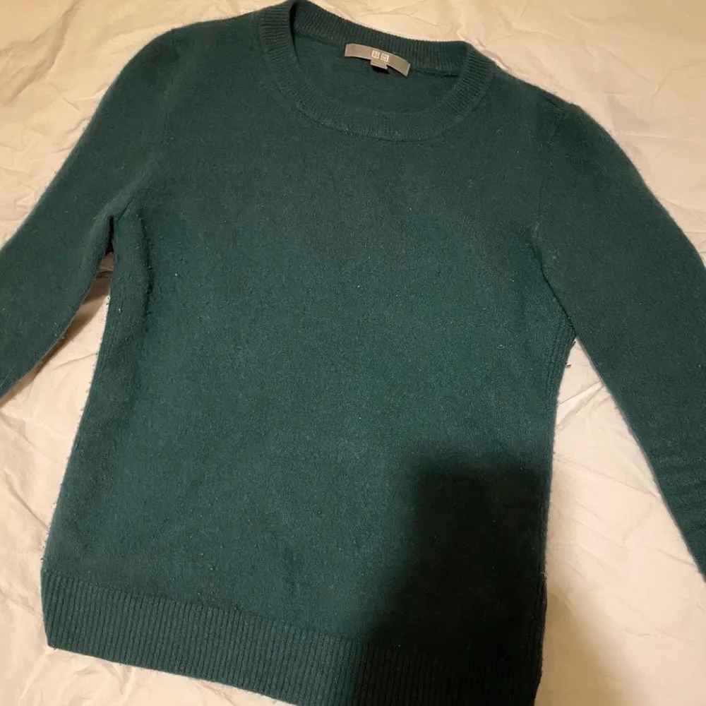 Hej, jag säljer en Uniqlo tröja köpt i London för cirka 3 år sedan. Så himla fin grön Kashmir tröja, men lite nopprig. Storlek xs. Orginalpris är 999kr säljer för 350kr ink frakt!. Tröjor & Koftor.
