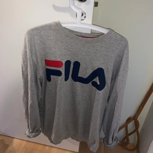 FILA-tröja - Ca 4 år gammal men ack så tålig tröja som håller värmen bra. Möts upp i Gbg annars står köparen för frakten :)